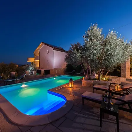 In With Pool And Sea Views * Murter