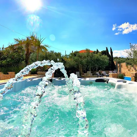 In With Pool And Sea Views Apartment