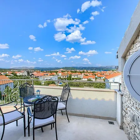 In With Pool And Sea Views *