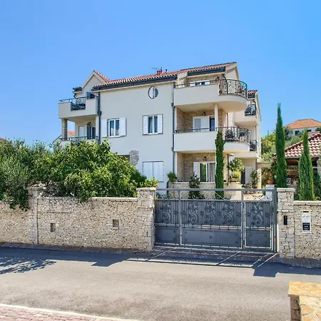 In With Pool And Sea Views Apartment