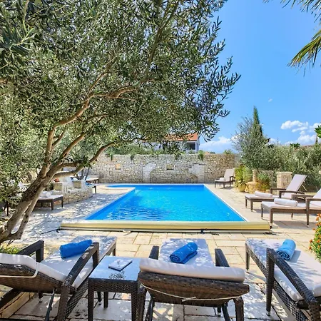 In With Pool And Sea Views * Murter