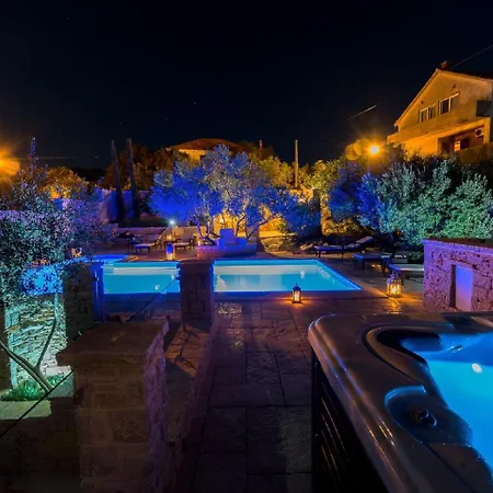 In With Pool And Sea Views Murter