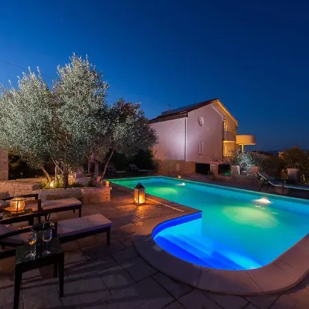 Apartment In With Pool And Sea Views