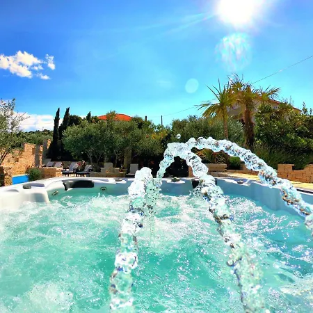 Apartment In With Pool And Sea Views