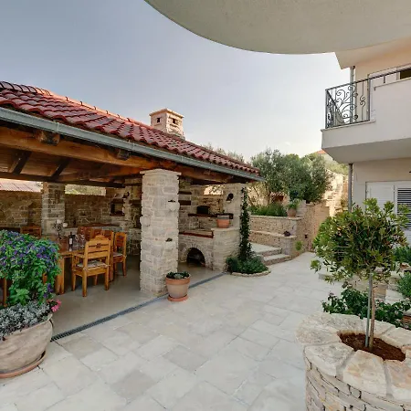 Apartment In With Pool And Sea Views