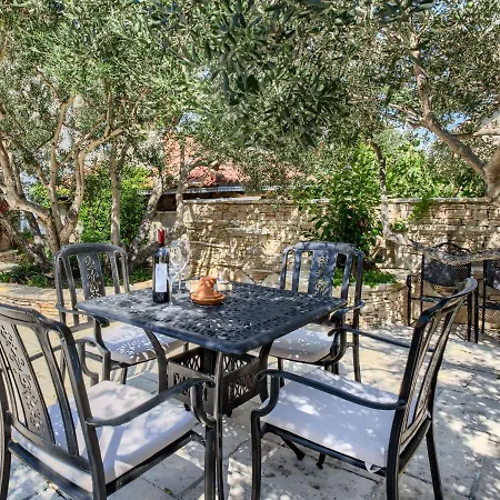 Apartment In With Pool And Sea Views